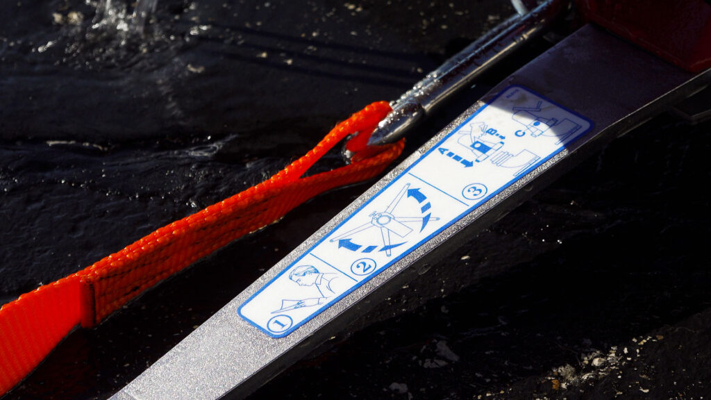 CrossFire® Portable Monitor crossfire.00 01 11 17.Still045